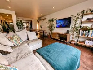 Modern Well Presented Apartment with Garden - London