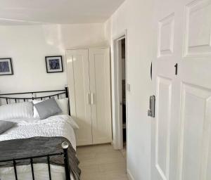 4B4B Entire House Sleeps 11 Driveway Parking near Coventry University and City Centre