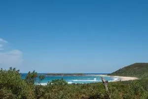 Spacious Luxurious Beach Home - Budgewoi