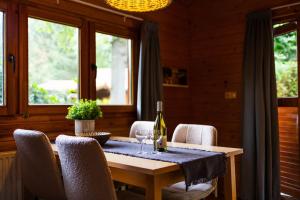 Huisdiervriendelijk houten huisje in het groen