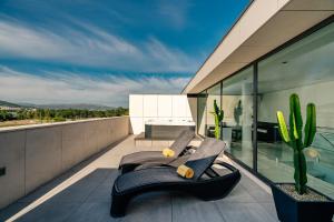 River Town View - Luxury Apartment with Jacuzzi on Terrace