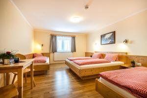 Multi bed room room in Gasthof Kogelalm