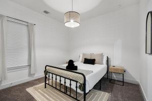 Luxe Modern 4B House with Office 20 min to DT