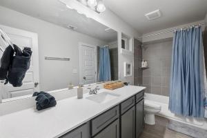 Luxe Modern 4B House with Office 20 min to DT