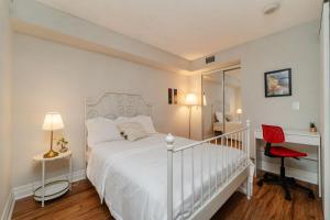 Spacious 2 Bedroom plus Den, 2 Bath, Sleeps 5 with Balcony and Lakeview Downtown Toronto Condo