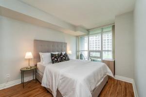 Spacious 2 Bedroom plus Den, 2 Bath, Sleeps 5 with Balcony and Lakeview Downtown Toronto Condo
