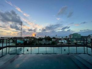 Apto a 150m da praia, Rooftop com piscina & sauna em Porto de Galinhas