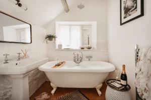 Weeke Brook - Quintessential thatched luxury Devon cottage