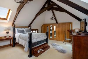 The Old Coach House - Converted barn with private garden parking and fireplace