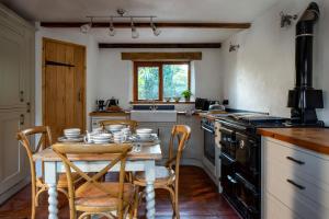 The Old Coach House - Converted barn with private garden parking and fireplace