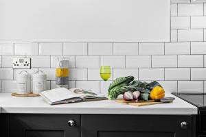 Coombe Bank - Seaboard spirit, contemporary chic with parking close to beach