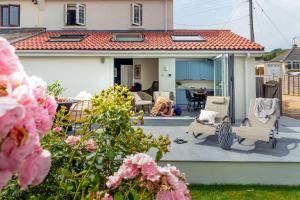 Littlefields - With hot tub, garden, private parking and short walk to beach