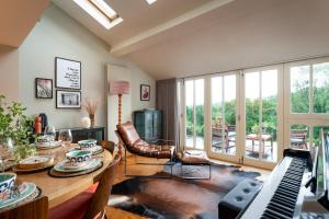 Higher Mapstone Luxury Dartmoor Retreat with Hot Tub, Views and Games Barn