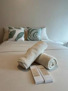 Cozi Uptown 1br suite Mitsukoshi Mall BGC