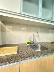 Cozi Uptown 1br suite Mitsukoshi Mall BGC
