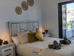 Modern 2 Bed Apt with Com Pool VM52