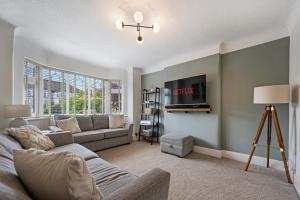 Pass The Keys Picture Perfect Haven in Didsbury Village - Free Parking & EV Station