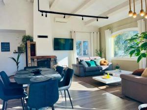 Maisons de vacances Maison conviviale a Frejus avec piscine a debordement : photos des chambres