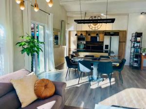 Maisons de vacances Maison conviviale a Frejus avec piscine a debordement : photos des chambres