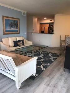 Luxurious, family-friendly 3BR condo on the water