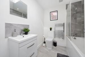 Stylish London Zone 2 Flat Sleeps 6 5mins to London Bridge 50GBP Cashback on January Stays
