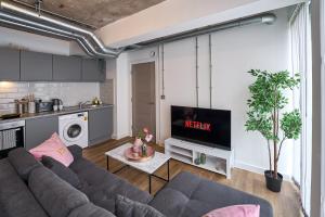 The Warrington Hideaway - Pluxa Rose Gray