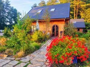 Woodorf drewnem usłane - domki z bala nad rzeką Słupią wśród pól i lasów z chatą grillową, ogniskiem i placami zabaw dla dzieci - Strzelinko