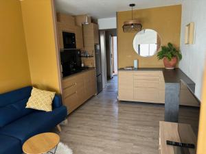 Appartement moderne vue sur étang et montagne