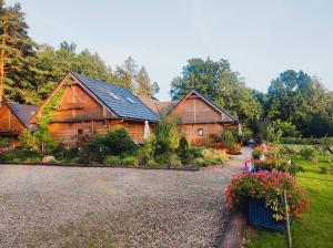 Woodorf drewnem usłane - domki z bala nad rzeką Słupią wśród pól i lasów z chatą grillową, ogniskiem i placami zabaw dla dzieci -Royal Red House z jacuzzi i ogrodzonym extra ogródkiem dla piesków, Royal Green House - bez jacuzzi