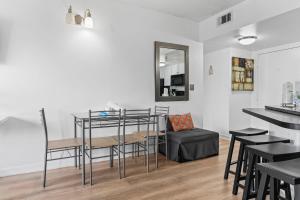 Beautifully Renovated 2 Bedroom Condo- Stunning Views- Palace 1108