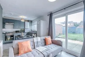 NEW! 3-Bed House in Manchester by 53 Degrees Property, Ideal for Long-Term Business & Contractor Stays, Sleeps 9! - 斯塔利桥