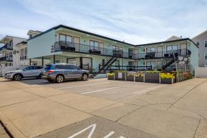 Wildwood Condo Community Pool, Walk to Beach!