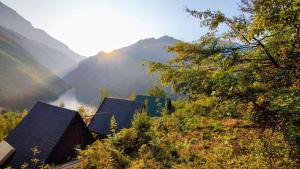 Twin Villas Komani Lake