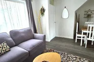 Cosy&Trendy 3Bed Apt on Busy High Street With Free WiFi & Parking - 特灵