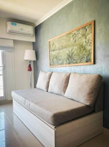 Apart France - Un dormitorio con gim, piscina y estacionamiento