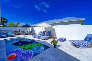 Walk to the Beach Family Bungalow - 5 min to beach - Ubytování bez kategorie ve městě Naples