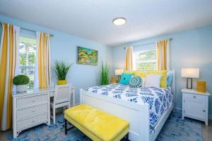 Walk to the Beach Family Bungalow - 5 min to beach