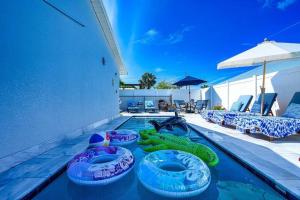 Walk to the Beach Family Bungalow - 5 min to beach