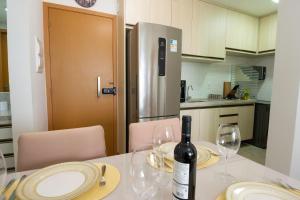 2 Quartos no Smart Orla com Ar, Piscina e Garagem