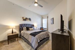 Lux Modern Art Apartment Near Eateries and Theater by RGS