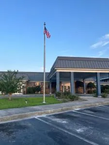 Days Inn by Wyndham Hinesville Near Fort Stewart, Newly Renovated, Free Hot Breakfast, Restaurant and Bar - 杰瑟普