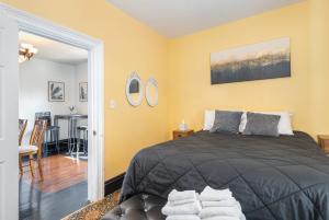 Spacious upstairs 1bed- Walking distance to Beach outlet mall