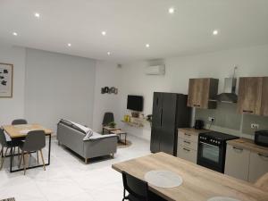 Lovely Modern One Bedroom Studio