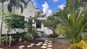 Charming Home Close to Beaches & Downtown