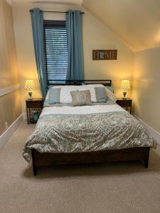 Over 200 of Shoreline on Foot Lake!! Great Fishing Year Round!