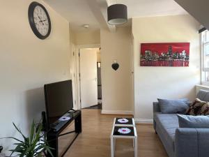 Sea-View Apartment, 2-4 Guests, 10 Mins to Beach and The Oval