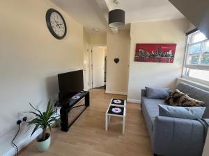 Sea-View Apartment, 2-4 Guests, 10 Mins to Beach and The Oval