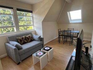 Sea-View Apartment, 2-4 Guests, 10 Mins to Beach and The Oval