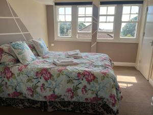 Sea-View Apartment, 2-4 Guests, 10 Mins to Beach and The Oval