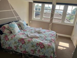 Sea-View Apartment, 2-4 Guests, 10 Mins to Beach and The Oval